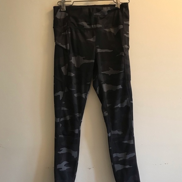 women’s XS Athleta leggings in urban camouflage. - Picture 3 of 3